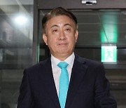 출근하는 이동관 후보자