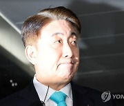 사무실로 향하는 이동관 후보자