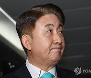 사무실로 향하는 이동관 후보자