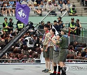 폴란드에 전달되는 스카우트 깃발