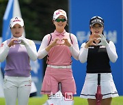 [포토]유서연,최예림,전예성 '오늘의 인사는 밝은 손하트'