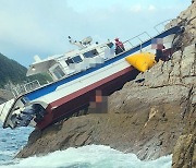 군산 앞바다서 낚싯배 암초에 좌초…승선원 10명 모두 구조