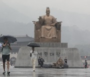 민노총 4명, 세종대왕 동상에 현수막 걸려다 경찰에 연행