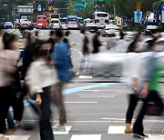 “‘수십억’ 퇴직금 주고 내보내면 뭐하나”…갈수록 늙어가는 은행원들[머니뭐니]