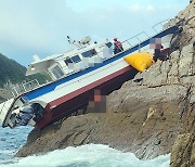 군산 앞바다에서 낚싯배 좌초…승선원 10명 모두 구조(종합)