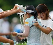 [포토]이예원 '시원한 우승 축하 물세레'