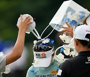 [포토]이예원 '우승 축하 꽃잎 날리며'