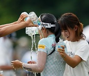 [포토]이예원 '폭포수 우승 축하 물세레'