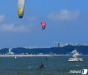 푸른 하늘 아래 바람을 타고