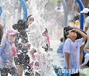 또 다시 찾아온 폭염… “도심 물놀이장 인기”