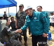 군위 태풍 피해현장서 장병 격려하는 이상민 장관