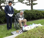 오성규 애국지사, 김학규 광복군 장군 묘소 찾아 묵념