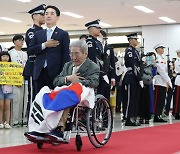 국기에 대한 경례하는 오성규 애국지사