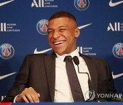 "재계약에 우릴 이용?!", "돈 밝히는 건 천재"…레알 팬, 'PSG 훈련 복귀' 음바페에 대폭발