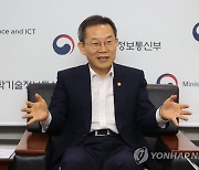 질문에 답하는 이종호 과학기술정보통신부 장관