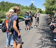 한국전쟁 당시 스웨덴 의료지원 부대 이야기 듣는 잼버리 대원들