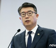 교권 강화 국회 공청회 찾은 장상윤 차관