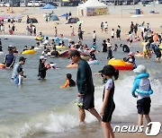 '징검다리 연휴·막바지 폭염' 북적이는 해수욕장