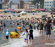 '징검다리 연휴' 해수욕장 북적