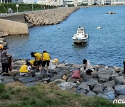 영도희망21, 태풍 '카눈'이 남긴 부산 영도구 해변 곳곳서 정화 활동