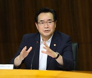 농림장관 "펫산업 규제 개선 적극 검토"… 반려동물 시장 2027년 15조 성장 목표