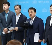 해병대 수사 외압설 두고 '별들의 전쟁'… 김병주·신원식 또 붙었다