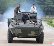 전투장갑차 운전한 김정은···또 군수공장 방문해 “전쟁 준비”