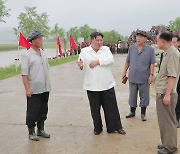 김정은, 태풍 카눈 피해 지역 복구 현지 지도