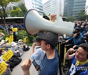 [오마이포토] 경찰과 대치중인 '검찰독재정권 퇴진 시국미사' 참가자들