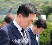 [포토]묵념하는 김기현 대표