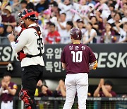 [포토] 김준완 '밀어내기 볼넷'