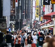 "중국어 잘하는 직원 뽑아요"... 유커 귀환에 들썩이는 명동 [현장르포]