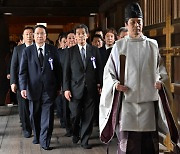 [속보] 日 정치지도자 야스쿠니신사 참배… 한국정부 유감 표명