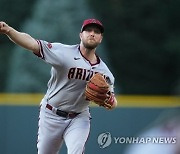 KBO 출신 켈리와 플렉센, MLB서 맞대결...켈리 2실점, 플렉센 4실점