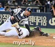 [MD포토] 김민혁 '그라운드 홈런은 무리였어'