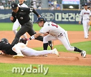 [MD포토] 허경민 '김민혁의 더블 스틸을 실패야'