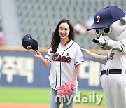 [MD포토] 한수연 '시구 마친 뒤 환한 미소'