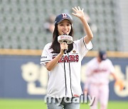 [MD포토] 한수연 '야구 팬들에게 인사'