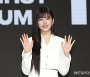 아이브 안유진, '폭죽연기'에 아찔…프로정신 발휘