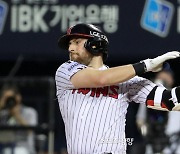 판정에 격분 항의, 퇴장, 또 항의···KBO, LG 오스틴에 50만원 벌금 부과