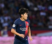 "이강인, '음바페-뎀벨레 듀오'에 밀릴 위험→ MF로 뛰어야" PSG '중원사령관' 대안에 낙점