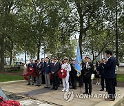 참배 헌화하는 신상태 향군회장