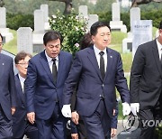 국립서울현충원 충열대 참배 위해 이동하는  김기현 대표