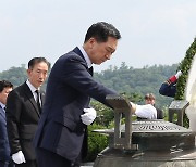 국립서울현충원 충열대 찾아 분향하는 김기현 대표