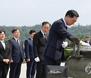 국립서울현충원 충열대 찾아 분향하는 김기현 대표