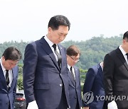 국립서울현충원 충열대 참배하는 김기현 대표