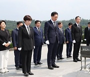 국립서울현충원 충열대 참배하는 김기현 대표