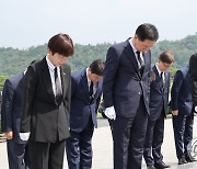 국립서울현충원 충열대 참배하는 김기현 대표