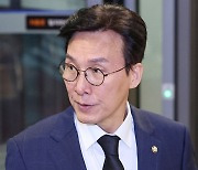 윤 대통령 부친 빈소 찾은 김민석 정책위의장