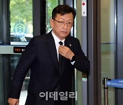 [포토]석동현 변호사, 尹 대통령 부친 윤기중 연세대 명예교수 빈소 조문